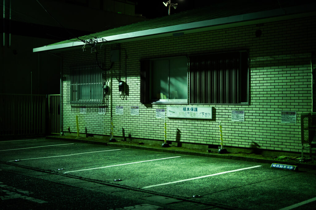 水銀灯：容赦のない緑色